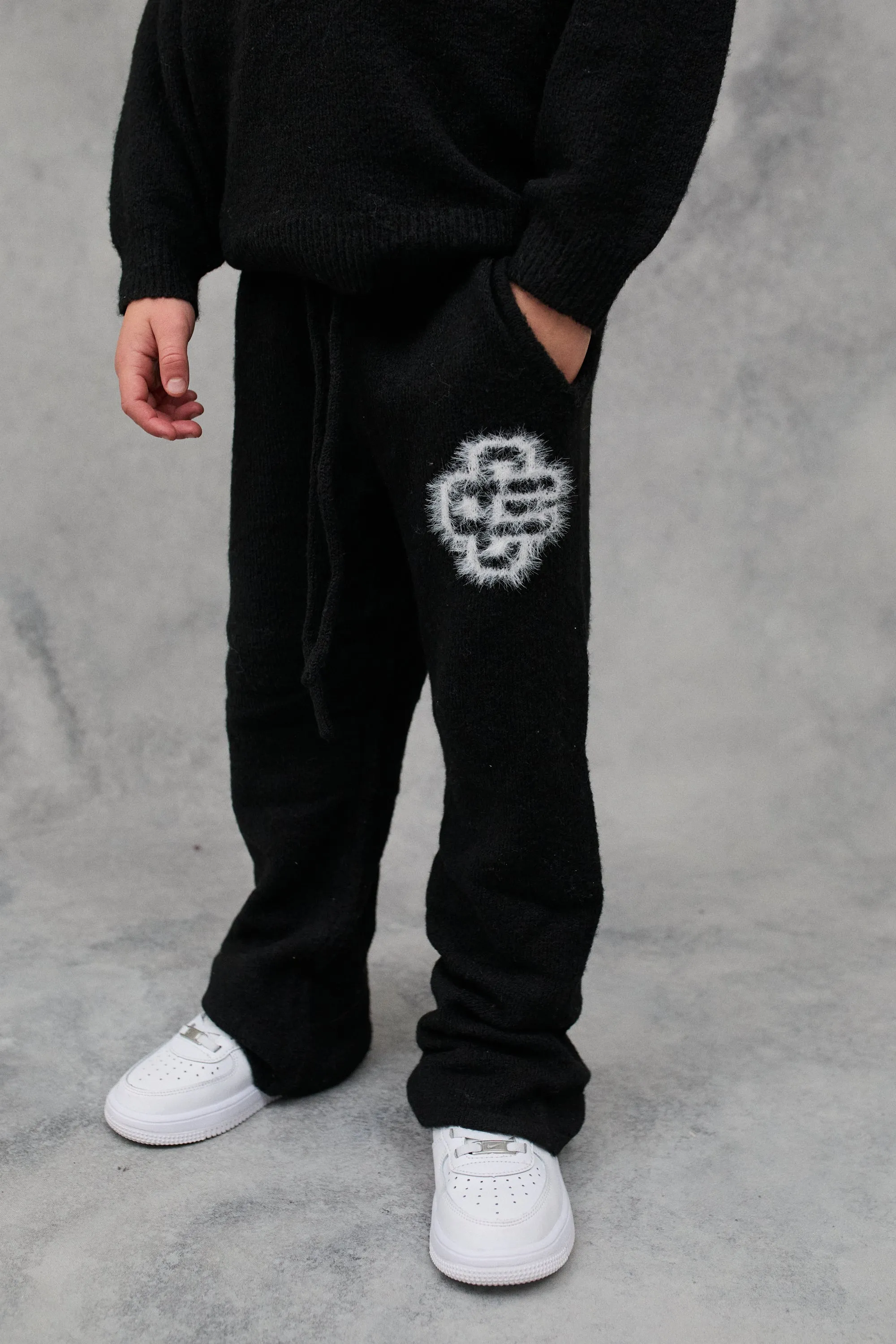 JNR FLUFFY KNIT EMBLEM JOGGERS - BLACK