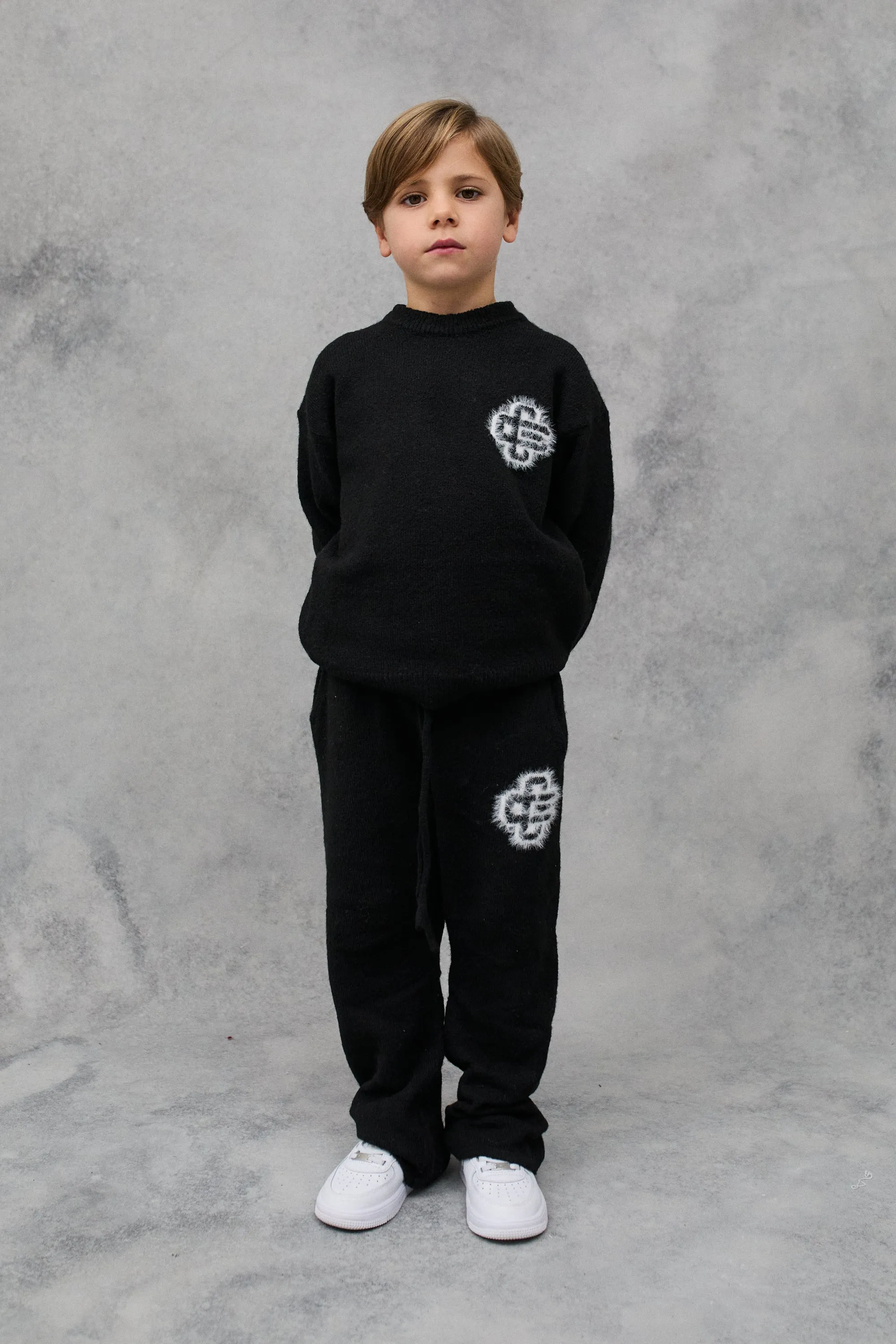 JNR FLUFFY KNIT EMBLEM JOGGERS - BLACK