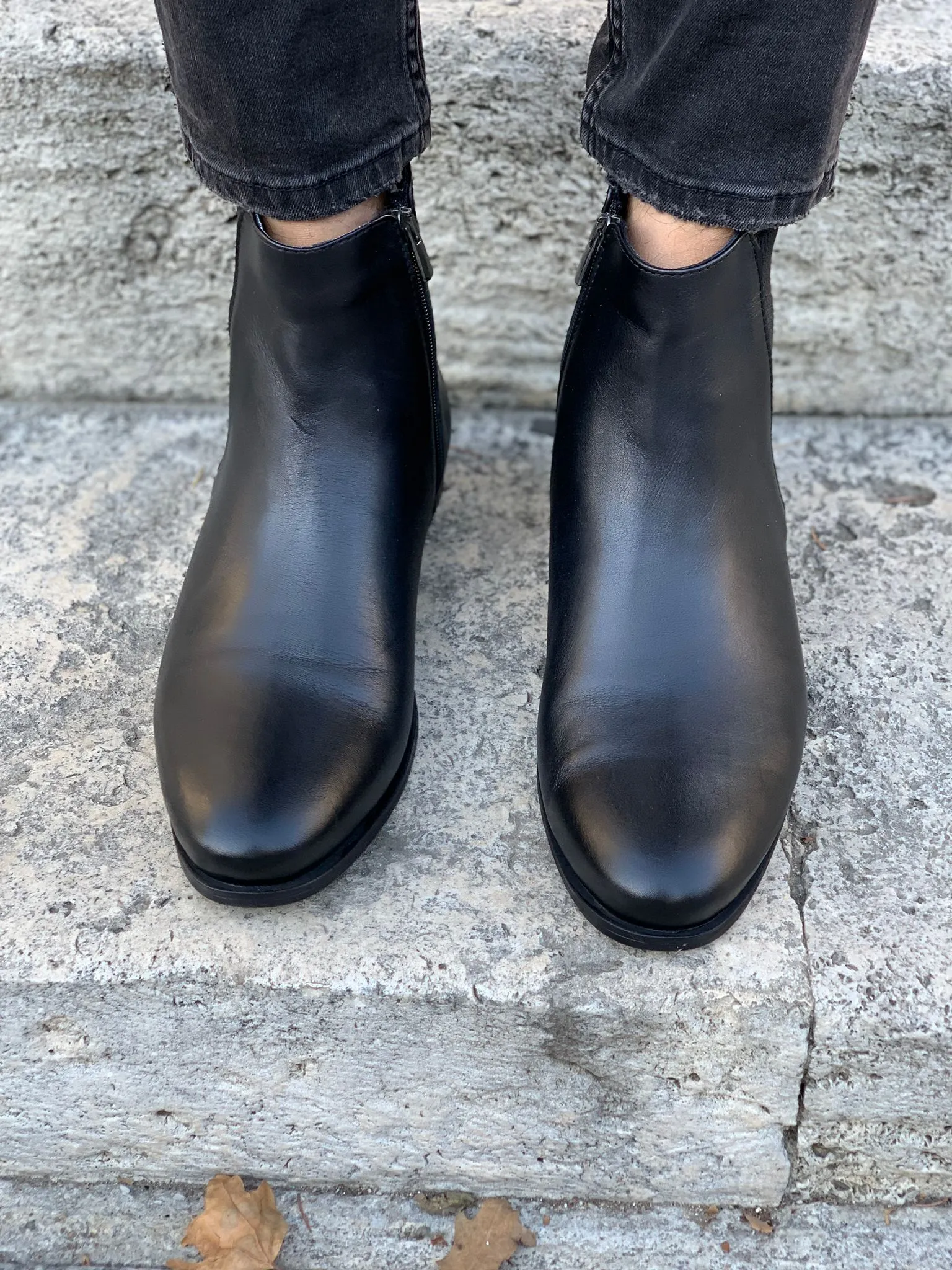 Mantoni Black Leather Chelsea Boots