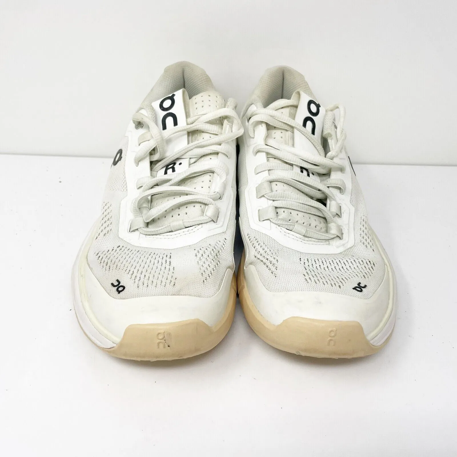 On Womens The Roger Pro White Running Shoes Sneakers Size 8.5