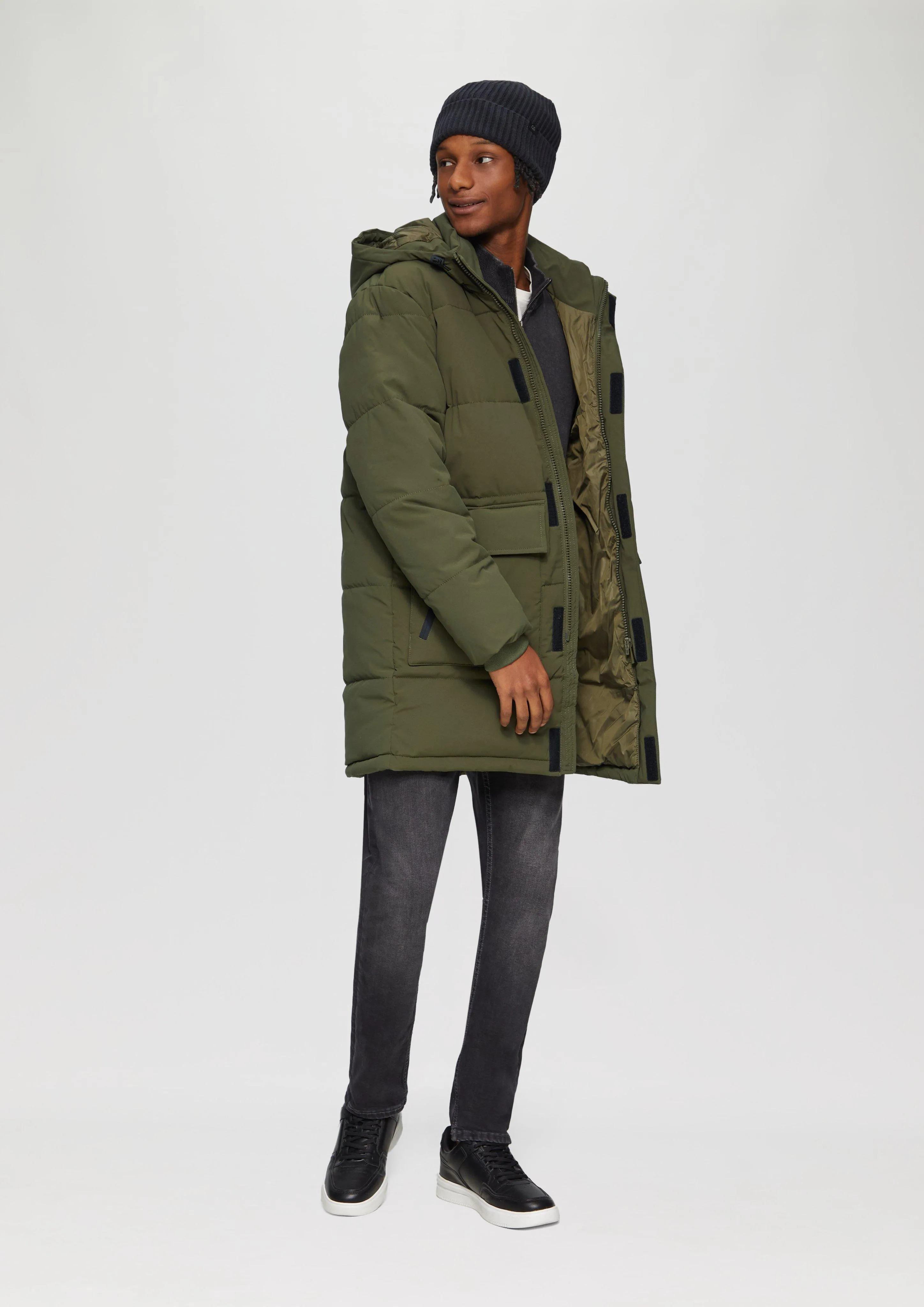 Quilted parka with a hood and an inner collar